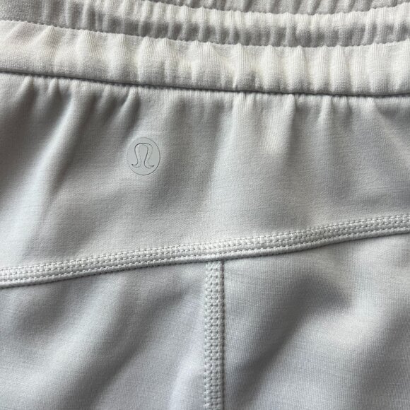NEW Lululemon Softstream 4" shorts in Bone NWT - Picture 5 of 5